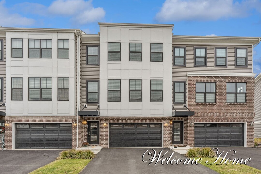 46 Mariveles Way in Tinton Falls, NJ - Building Photo