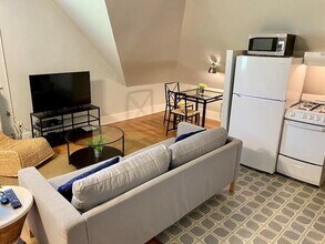 96 Rhode Island Ave in Newport, RI - Building Photo - Building Photo