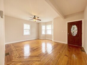 1040 Hyde Park Ave, Unit 1 in Boston, MA - Foto de edificio - Building Photo