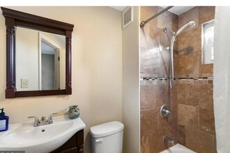 107 N Port St in Baltimore, MD - Foto de edificio - Building Photo