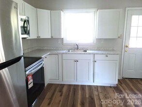 711 E John St in Matthews, NC - Building Photo - Building Photo