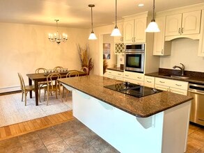 84 Renee Dr in Stonington, CT - Building Photo - Building Photo
