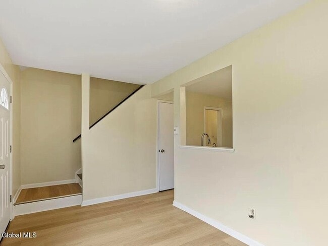 19 Harvest Way in Waterford, NY - Foto de edificio - Building Photo