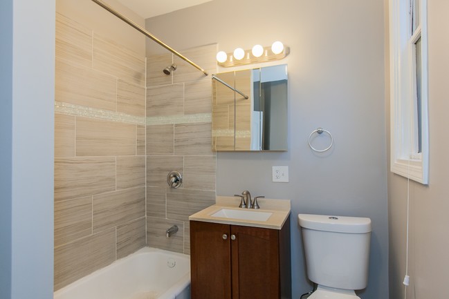 2245 W Shakespeare Ave in Chicago, IL - Building Photo - Interior Photo