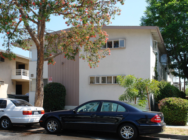 910 N Sweetzer Ave in West Hollywood, CA - Building Photo - Building Photo