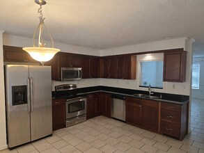 70 N McLean Blvd in Memphis, TN - Building Photo - Building Photo