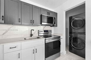 1443 NW 34th St in Miami, FL - Building Photo