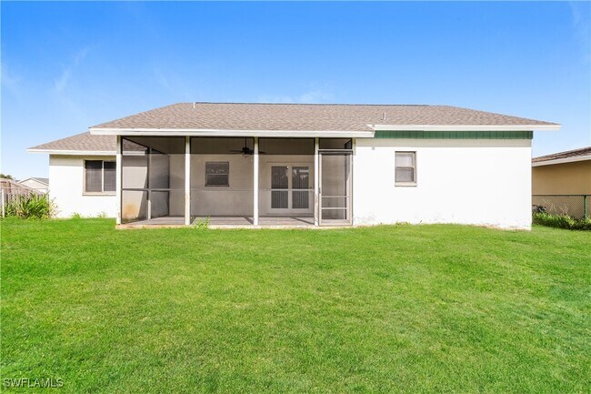 18359 Hawthorne Rd in Ft. Myers, FL - Building Photo - Building Photo