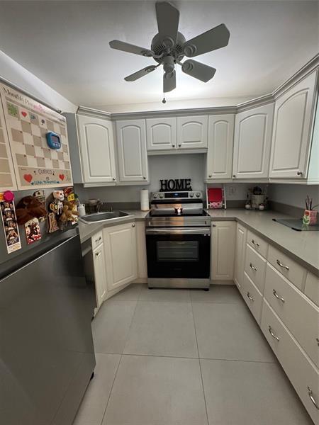 9235 Lagoon Pl in Davie, FL - Building Photo - Building Photo
