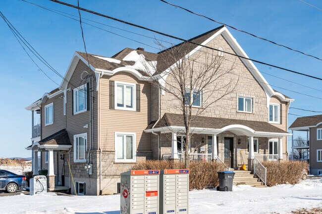 7169 Des Forts Ch in Lévis, QC - Building Photo - Building Photo