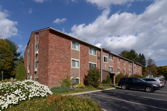 Western Hills in Cranston, RI - Foto de edificio - Building Photo