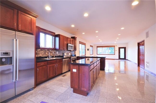 73 Edgewood Ave, Unit 1st Floor in Yonkers, NY - Building Photo - Building Photo