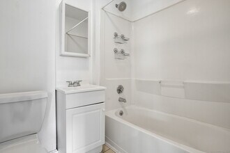 117 Golden Hill St in Naugatuck, CT - Foto de edificio - Building Photo