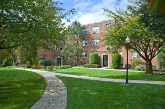 Montgomery Court in Narberth, PA - Foto de edificio - Building Photo