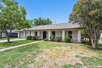 1700 Deep Wood Dr in Round Rock, TX - Building Photo - Building Photo