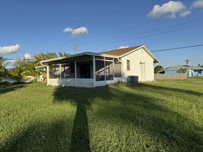 2250 SW Pamona St in Port St. Lucie, FL - Building Photo - Building Photo