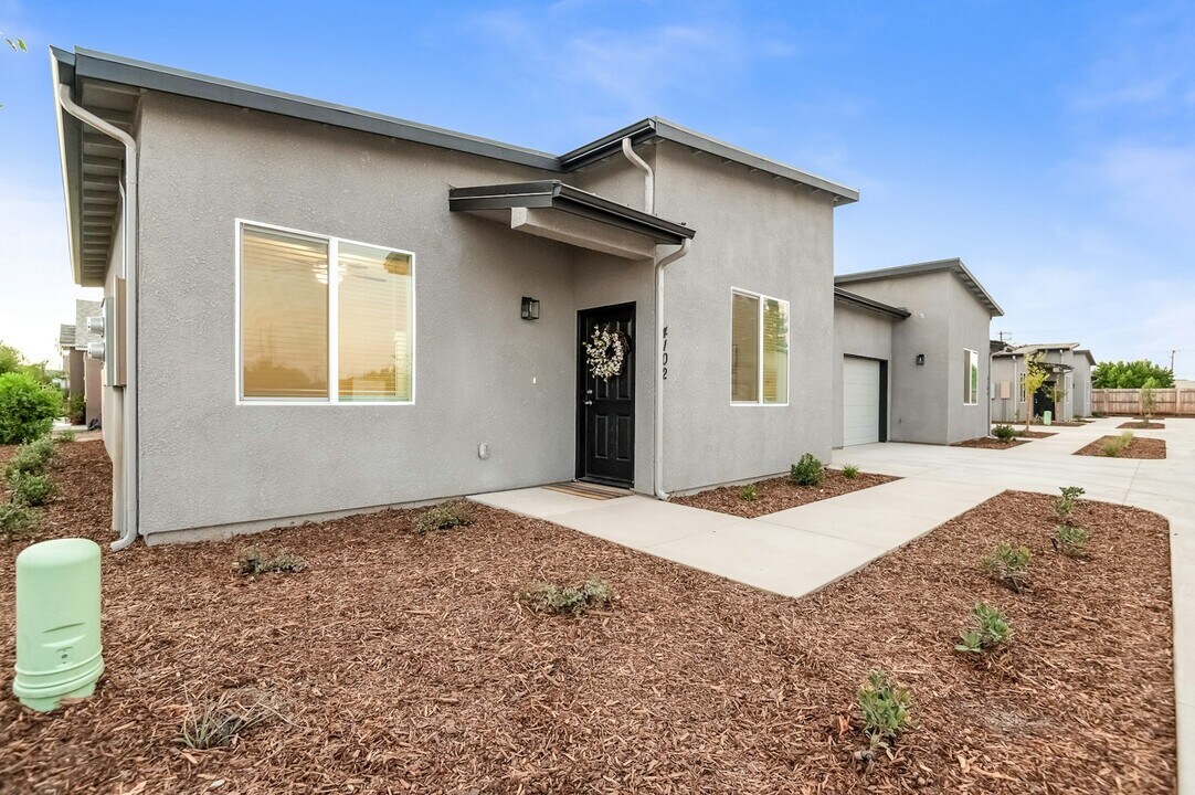 6 S Emerald Ct in Visalia, CA - Building Photo