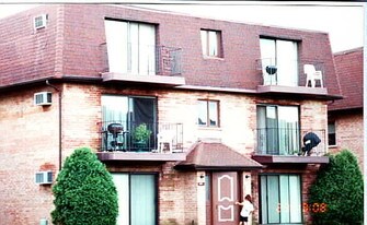 119 Sonny Ln in Bensenville, IL - Building Photo