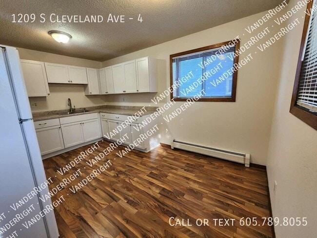 1209 S Cleveland Ave in Sioux Falls, SD - Building Photo - Building Photo