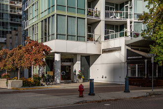 Marinaside Resort Residences in Vancouver, BC - Building Photo - Building Photo