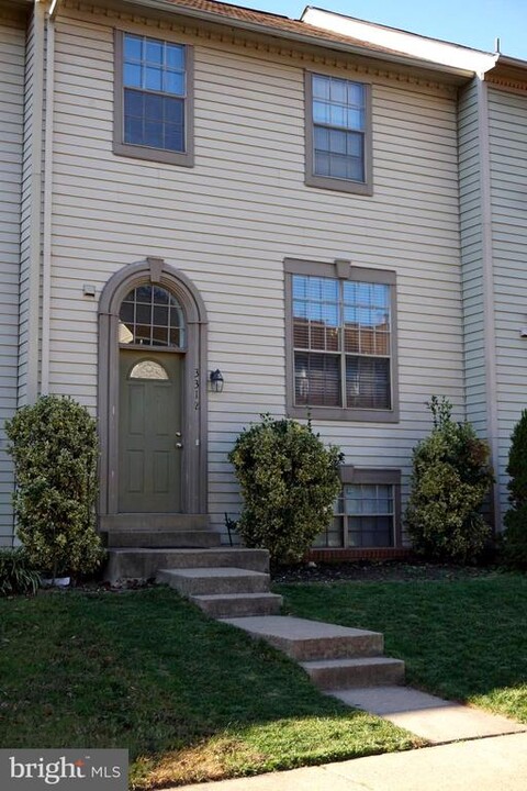 3312 Hill Haven Ct in Herndon, VA - Foto de edificio