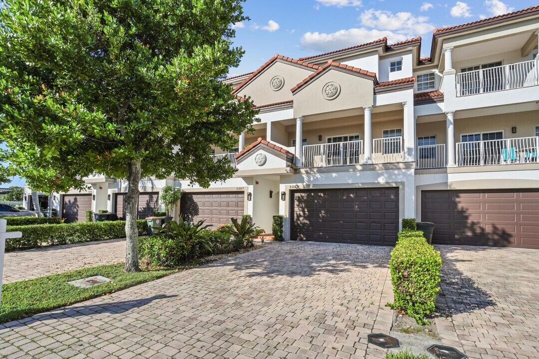 3869 NE 22nd Way in Lighthouse Point, FL - Building Photo