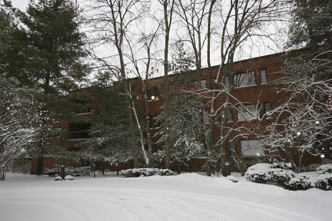 85 E Laurel Ave in Lake Forest, IL - Foto de edificio - Building Photo