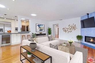 8404 Holy Cross Pl in Los Angeles, CA - Building Photo - Building Photo