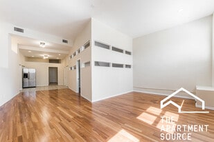 2120 W Grand Ave in Chicago, IL - Building Photo