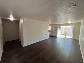 953-955 N Cloverleaf Loop in Springfield, OR - Building Photo - Building Photo