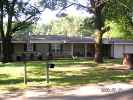 128 Scotts Dr, Unit Studio in Holland, MI - Building Photo