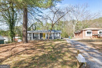 3555 Meadowridge Dr SW in Atlanta, GA - Building Photo - Building Photo