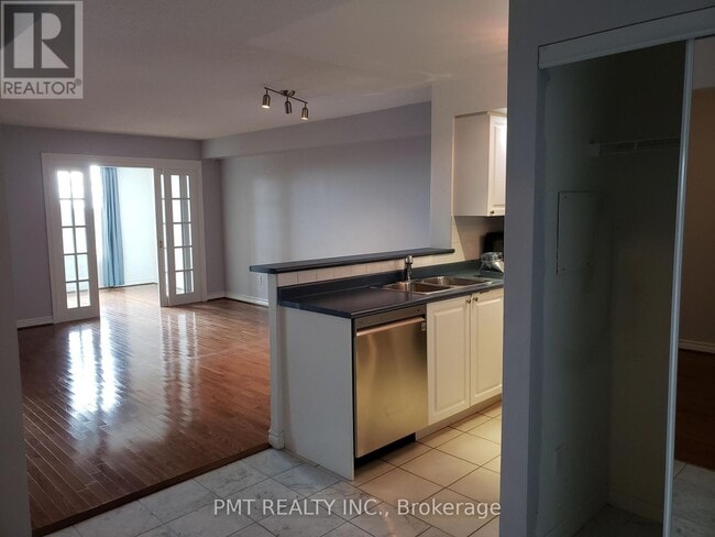 123 Omni Dr in Toronto, ON - Building Photo - Building Photo