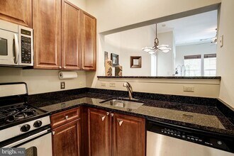 4950 Brenman Park Dr, Unit 112 in Alexandria, VA - Building Photo - Building Photo