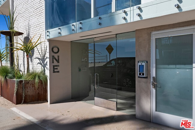 1 Driftwood St in Marina Del Rey, CA - Building Photo - Building Photo