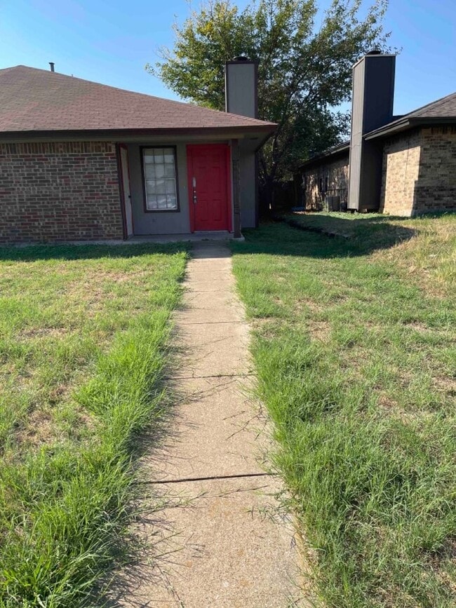 3424 Heritage Ln in Forest Hill, TX - Building Photo - Building Photo