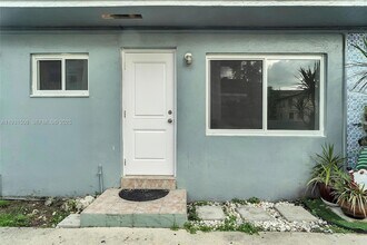 634 SW 10th St, Unit 4 in Miami, FL - Building Photo - Building Photo