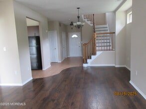 29 Longbrook Ln in Freehold, NJ - Foto de edificio - Building Photo