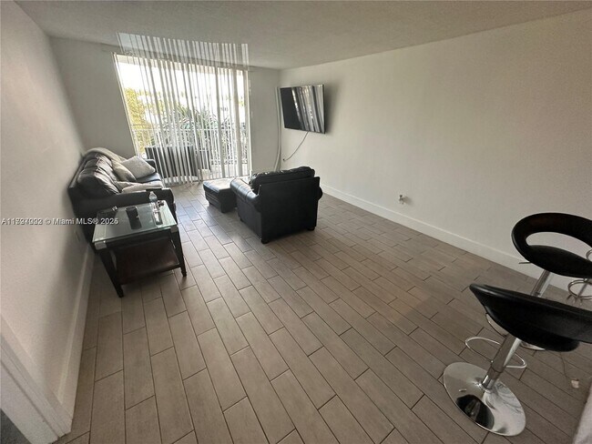 486 NW 165th St in Miami, FL - Building Photo - Building Photo