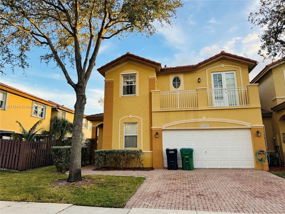 11020 NW 87th Ln in Doral, FL - Building Photo