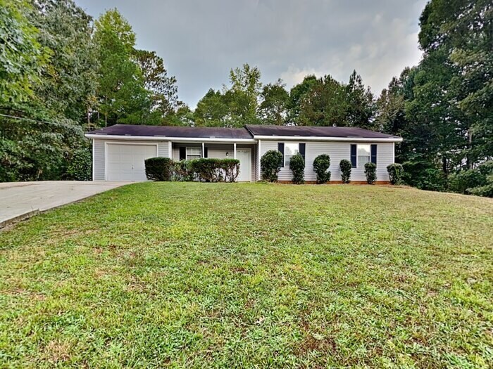 105 Whitehead Dr in Covington, GA - Building Photo
