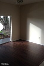 1851 NW 96th Terrace in Pembroke Pines, FL - Foto de edificio - Building Photo