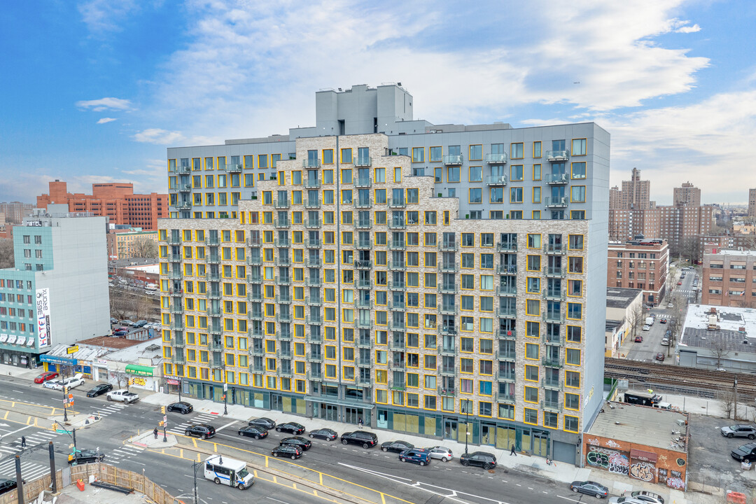 Pointe 310 in Bronx, NY - Building Photo