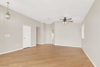5244 Velazco Ln in Las Vegas, NV - Building Photo - Building Photo