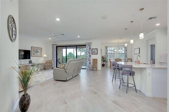 10063 Crooked Crk Dr, Unit 202 in Venice, FL - Foto de edificio - Building Photo