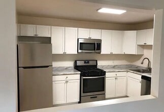 884 Quince Orchard Blvd in Gaithersburg, MD - Foto de edificio - Building Photo