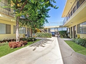 7044 Alabama in Canoga Park, CA - Building Photo - Building Photo