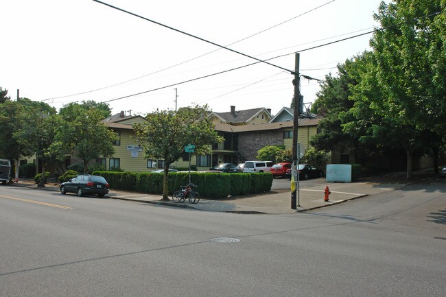 Bel-Linda in Portland, OR - Building Photo - Building Photo