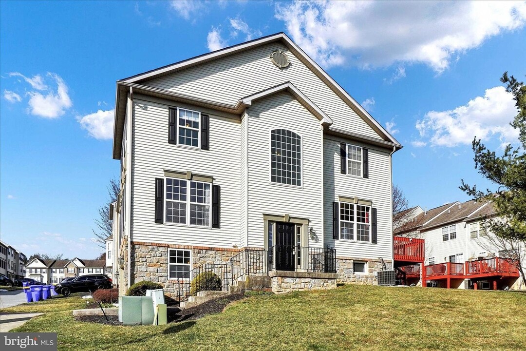 2725 Hunt Club Dr in York, PA - Building Photo