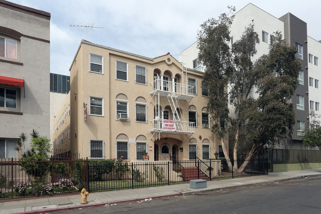 727 S Coronado St in Los Angeles, CA - Foto de edificio